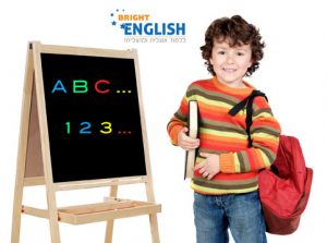 אנגלית לילדים - ילד עומד מול לוח שכתוב עליו באנגלית